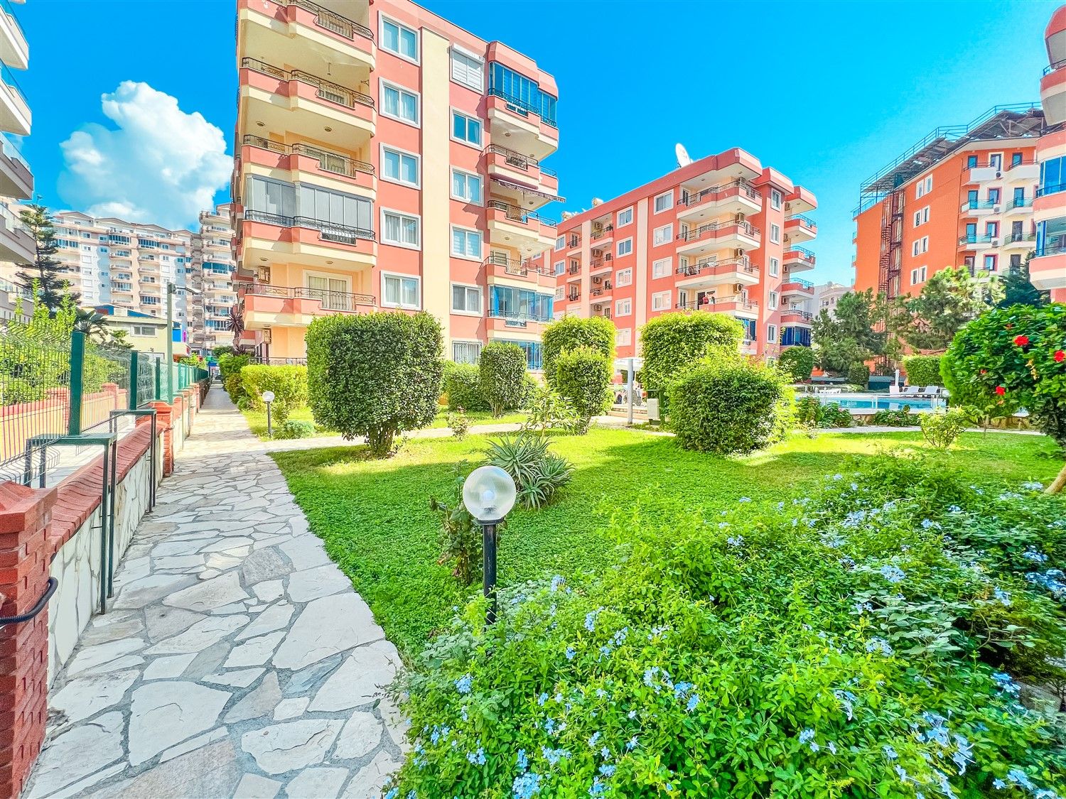 Spacious apartments 2 + 1 on the first coastline in Mahmutlar