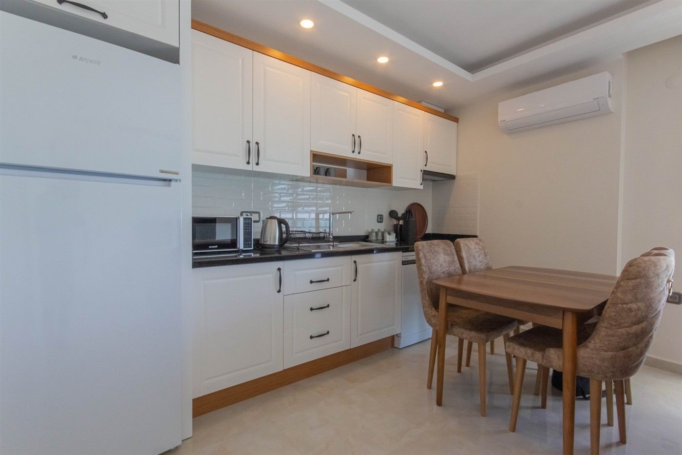 Furnished apartment 2+1 on the first coastline in Mahmutlar