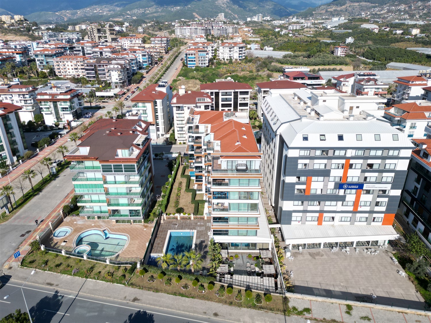 Furnished 2+1 apartment with sea and pool view in Kestel area