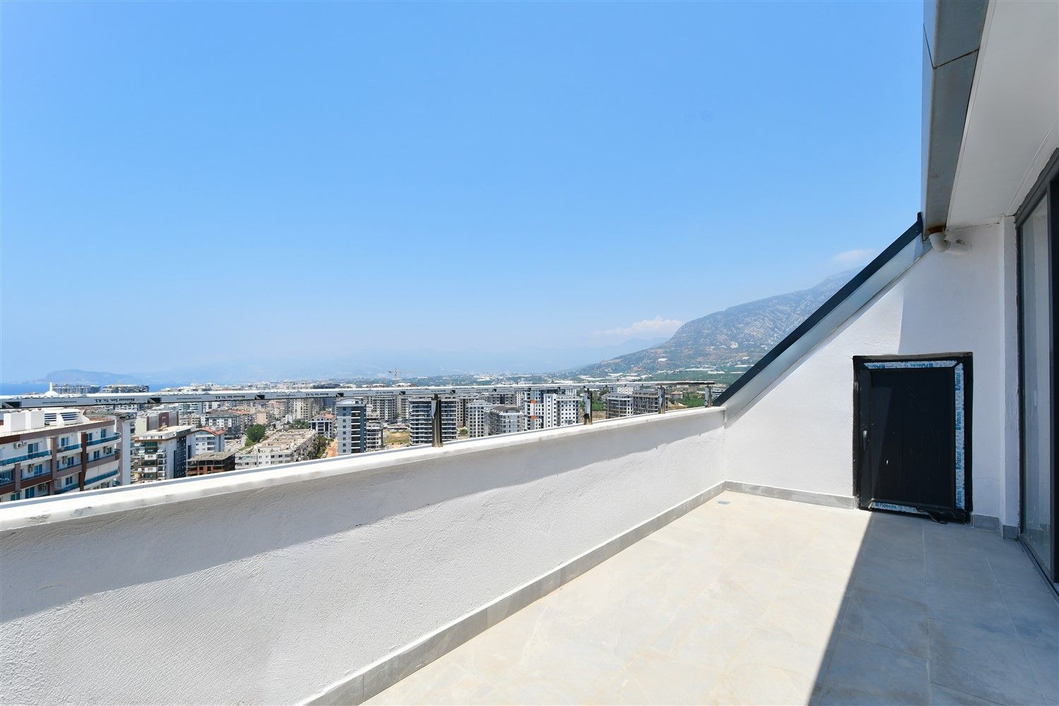 Penthouse 2+1 in excellent location in Mahmutlar district