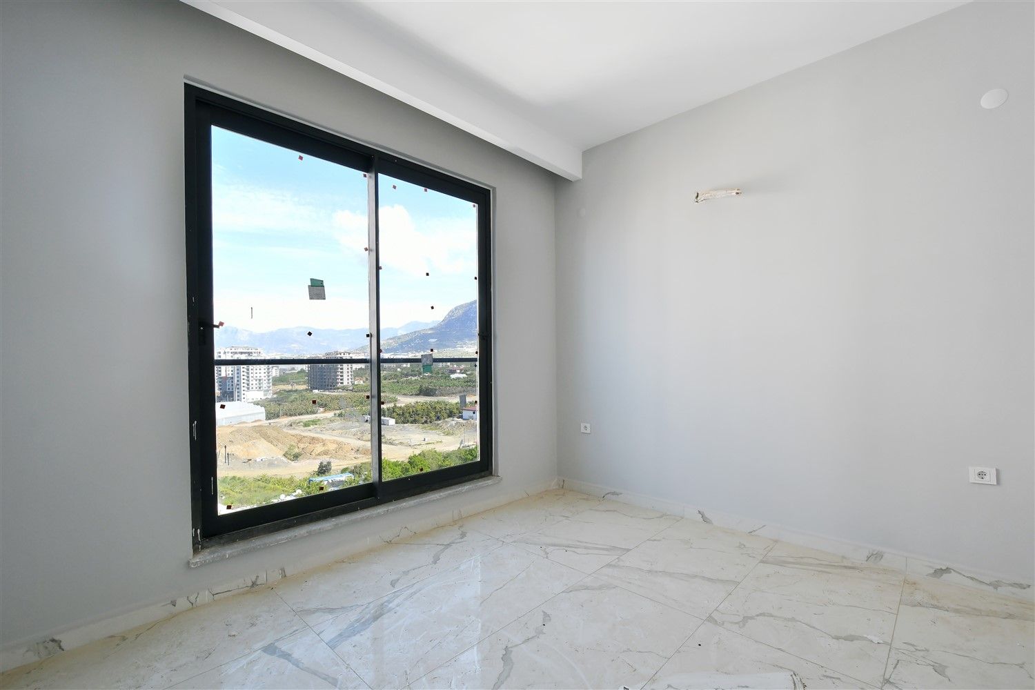 New 1+1 apartment in an excellent location in popular Mahmutlar