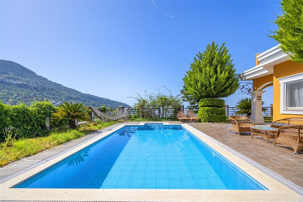 Villa in a quiet and picturesque area of Tepe