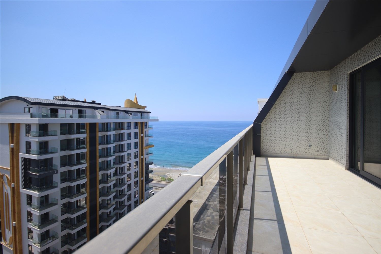 Penthouses 2+1 and 3+1 in the residential complex on the first coastline