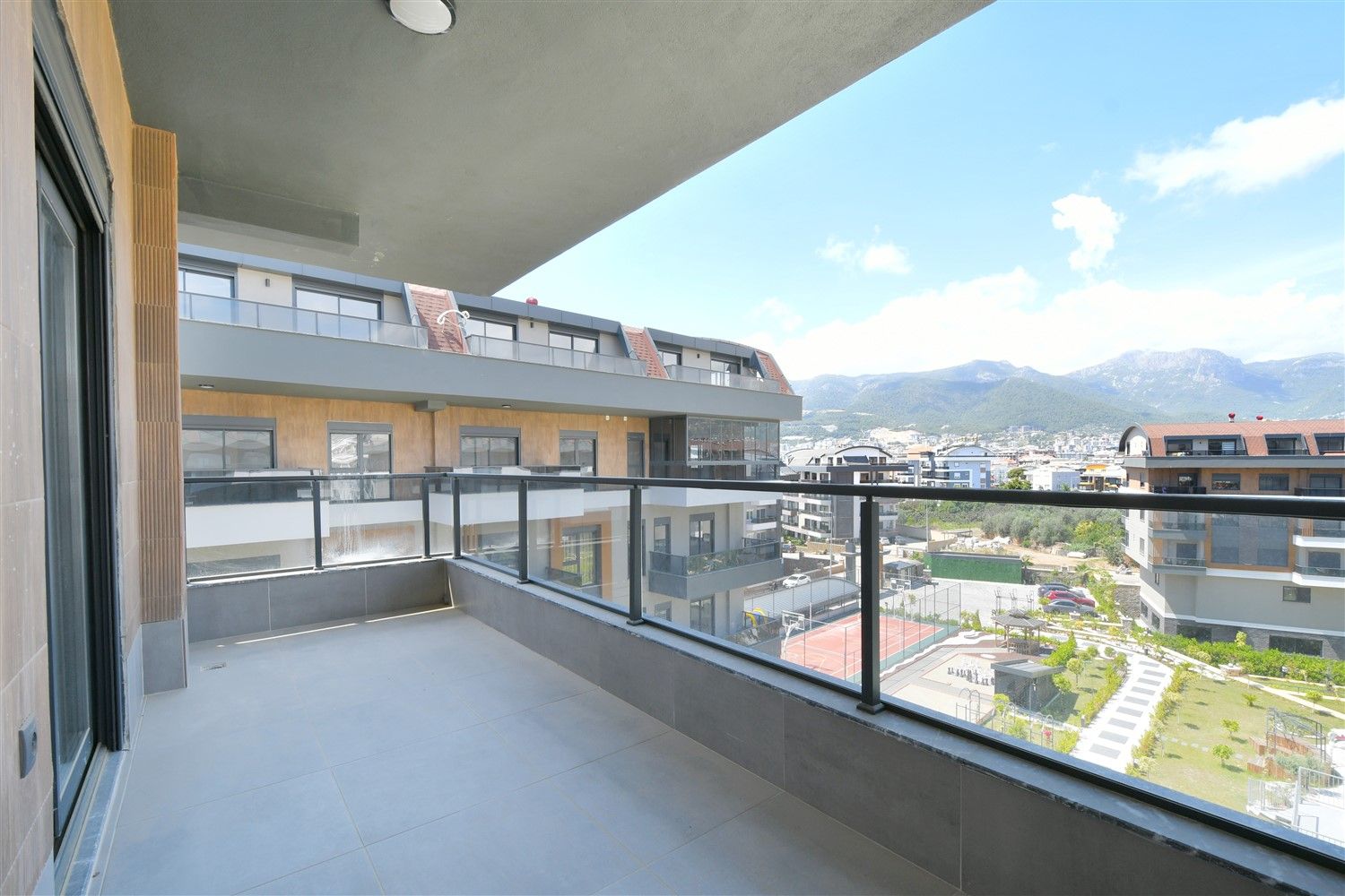 New 3 bedroom penthouse in complex with full activity