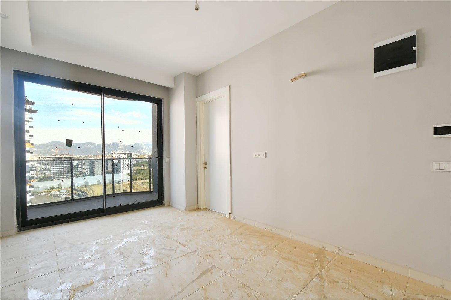 New 1+1 apartment in an excellent location in popular Mahmutlar