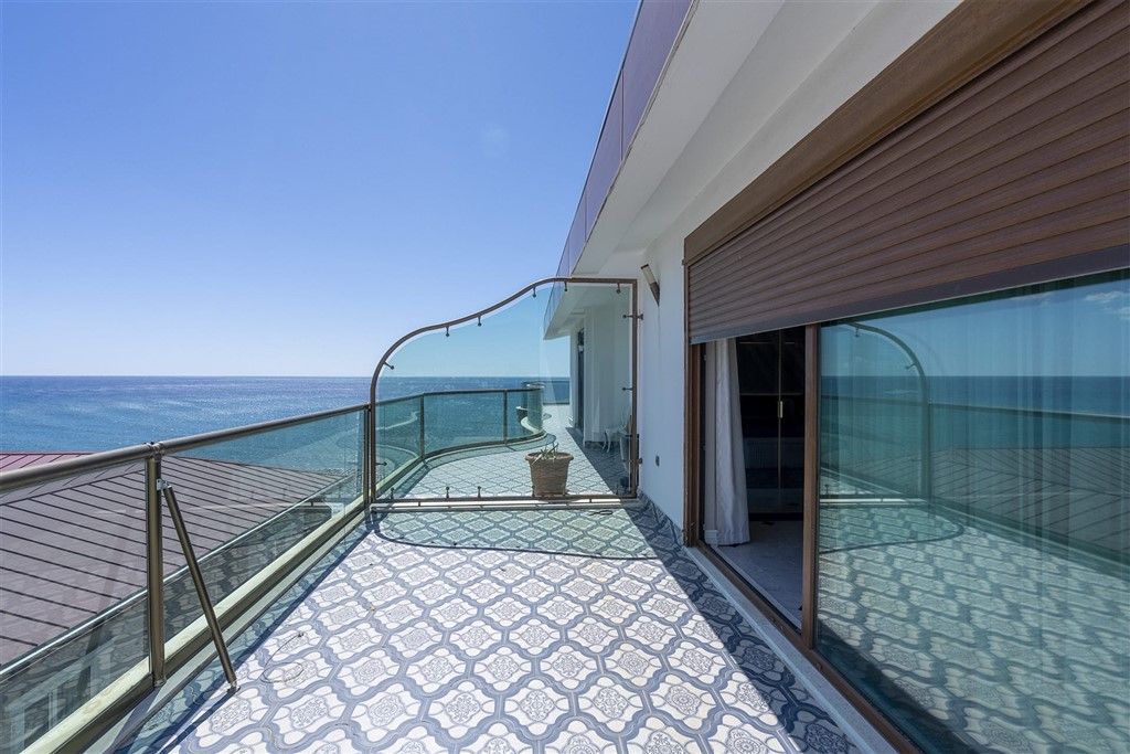 Sea view penthouse 3+1 with designer renovation in Tosmur