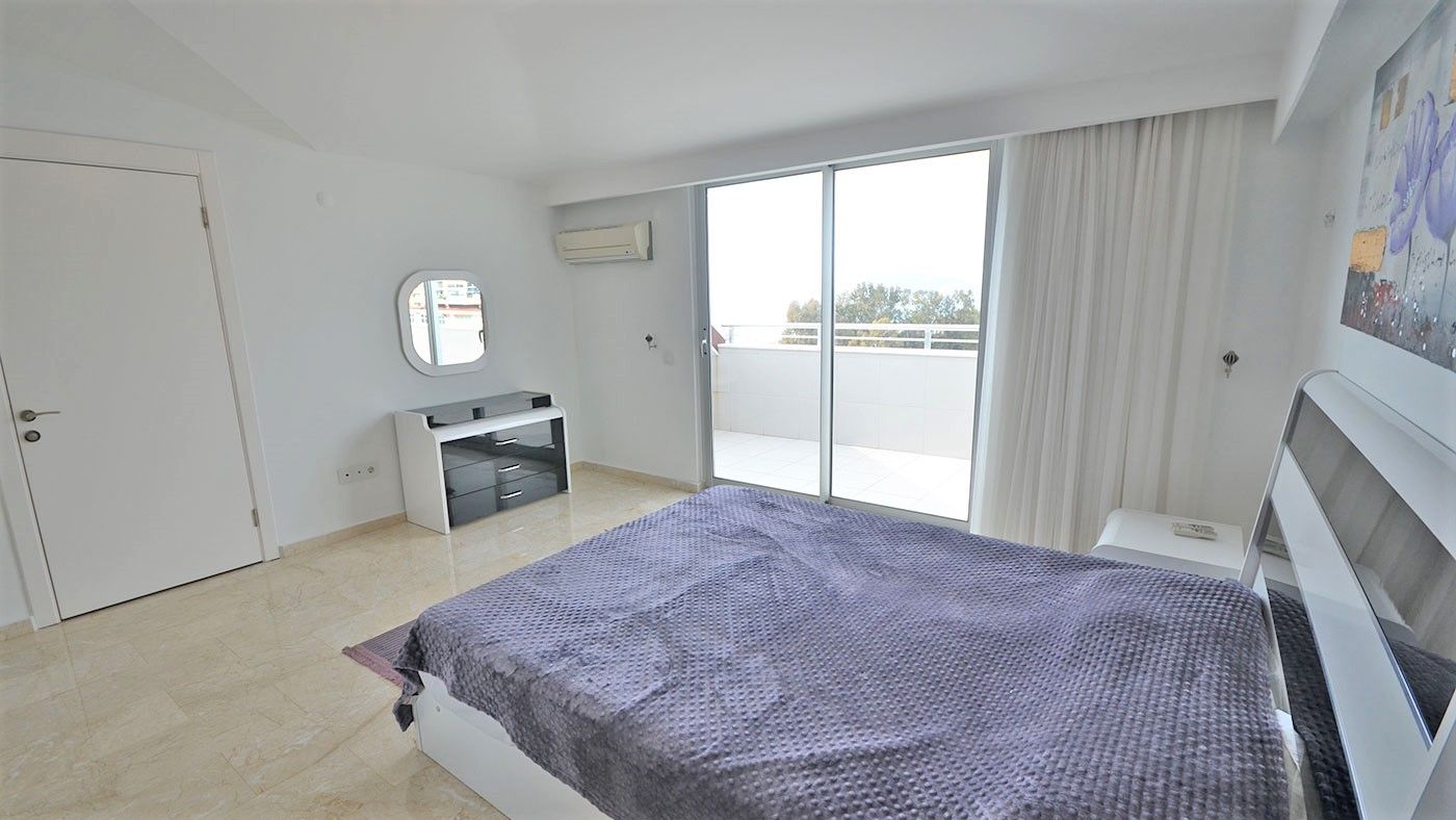 Sea view penthouse 2+1 on the first coastline in Kestel