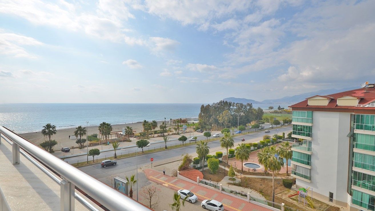 Sea view penthouse 2+1 on the first coastline in Kestel