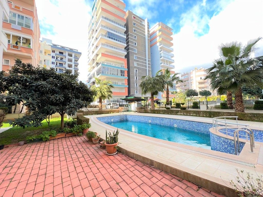 Large apartment 1 + 1 in complex on the main street of Mahmutlar district