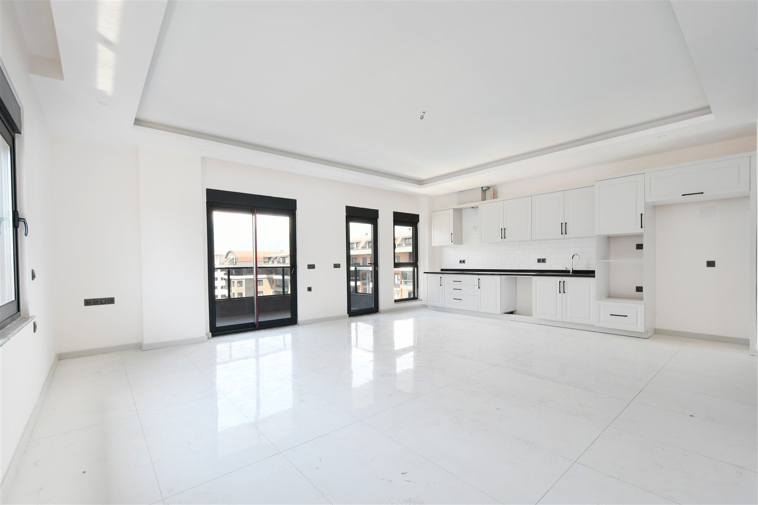 New 3 bedroom penthouse in complex with full activity