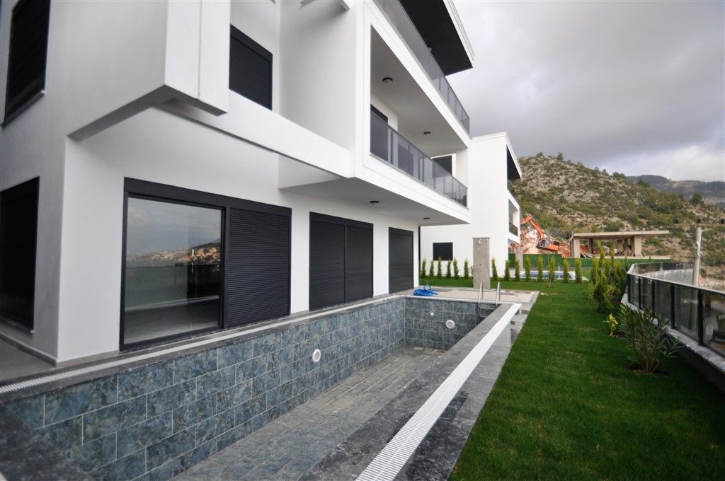 Villa in a quiet and picturesque area of Tepe