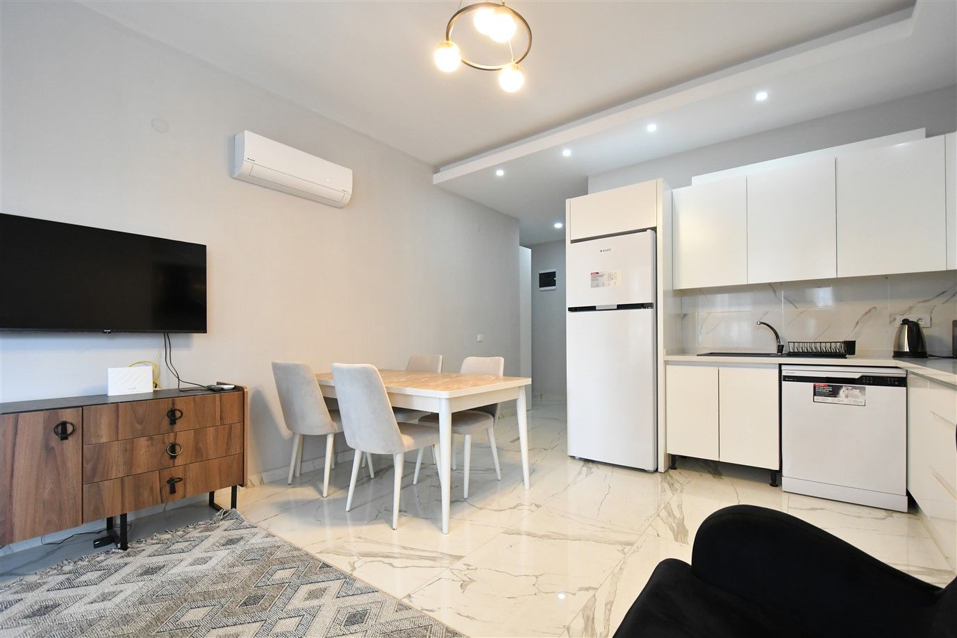 2-bedrooms apartment for rent near the new shopping center in Mahmutlar