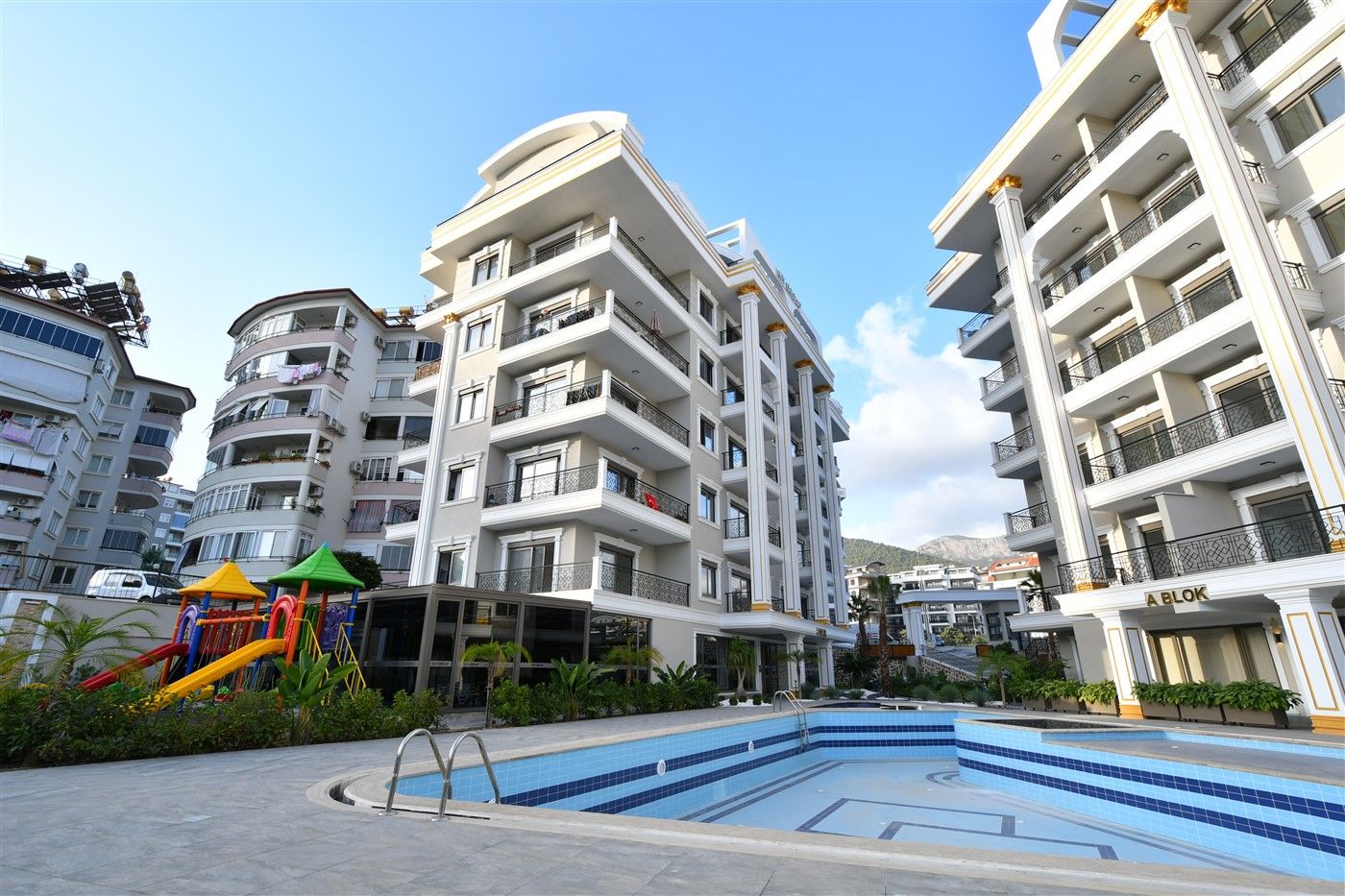 Apartments of various layouts in new complex - Oba district