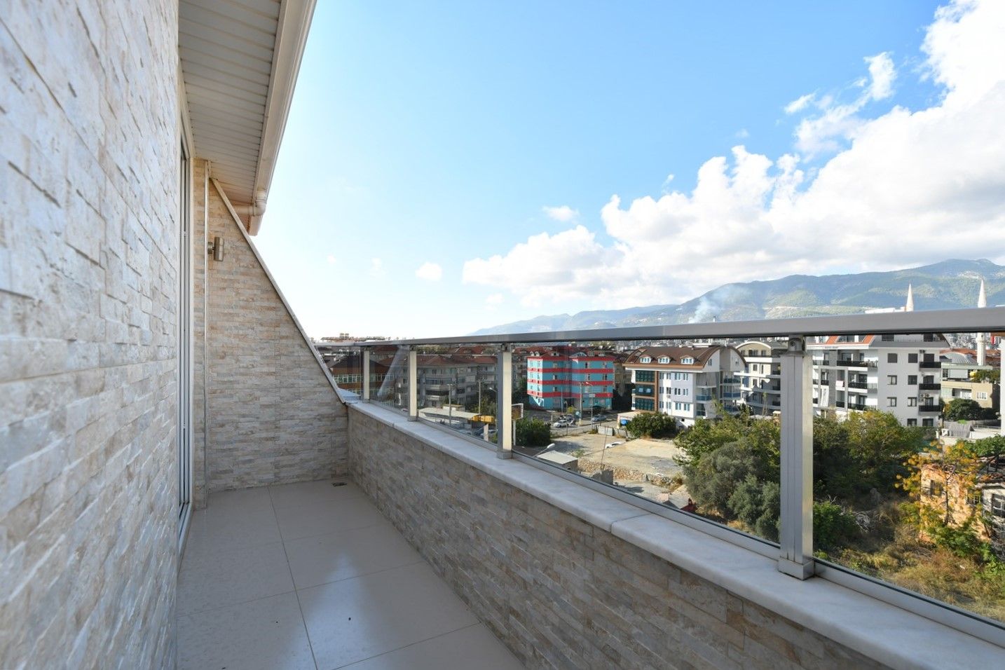 Large penthouse 3+1 in Tosmur, complex with infrastructure
