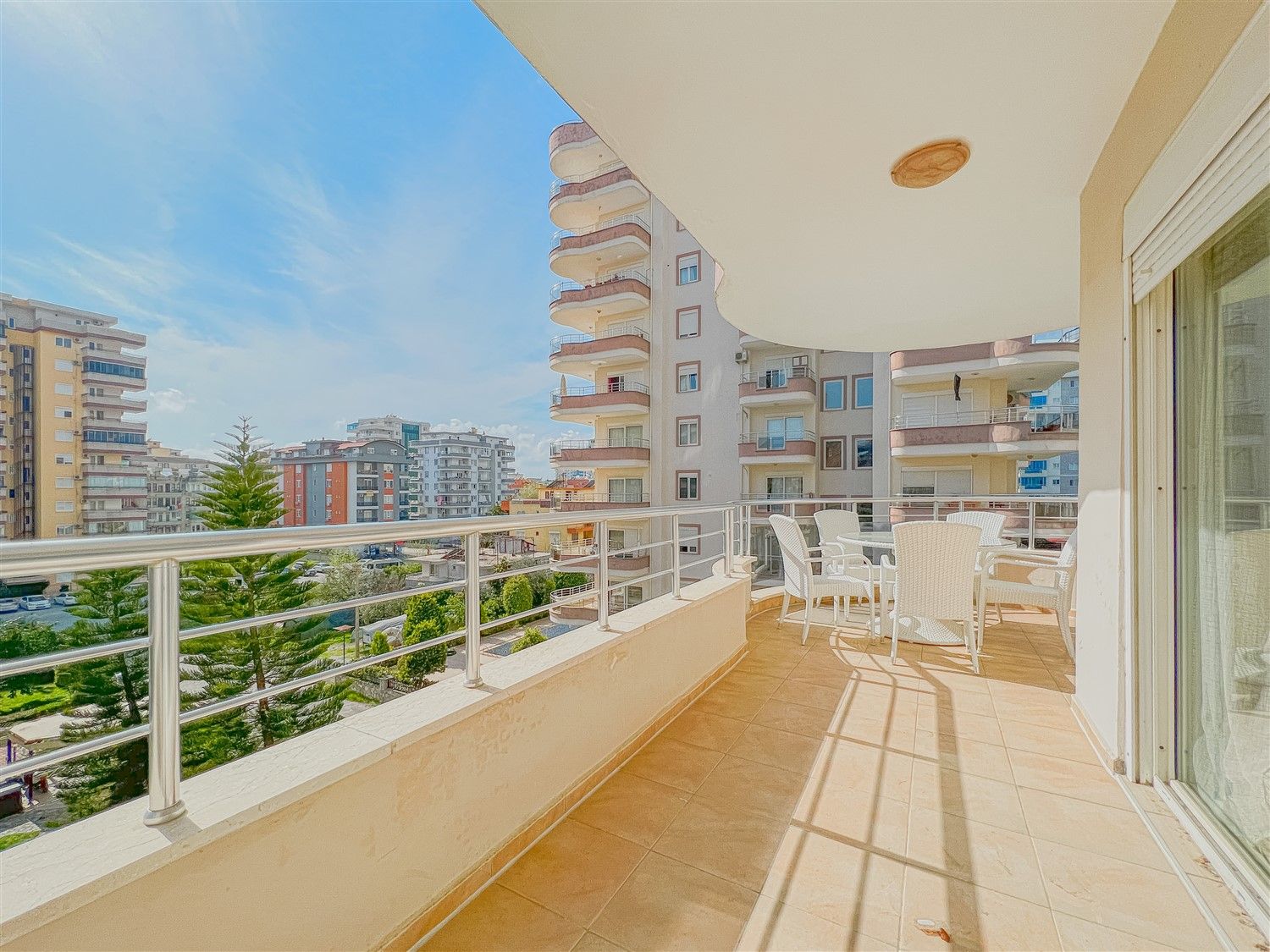 Bright apartment 2+1 in 350 m from the beach in Mahmutlar