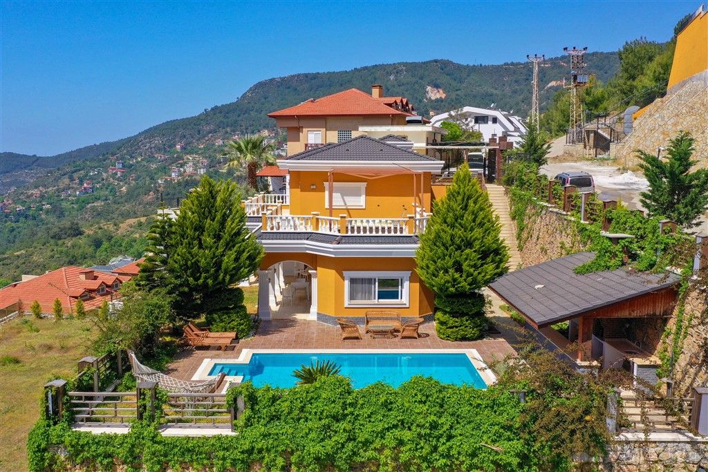 Villa in a quiet and picturesque area of Tepe