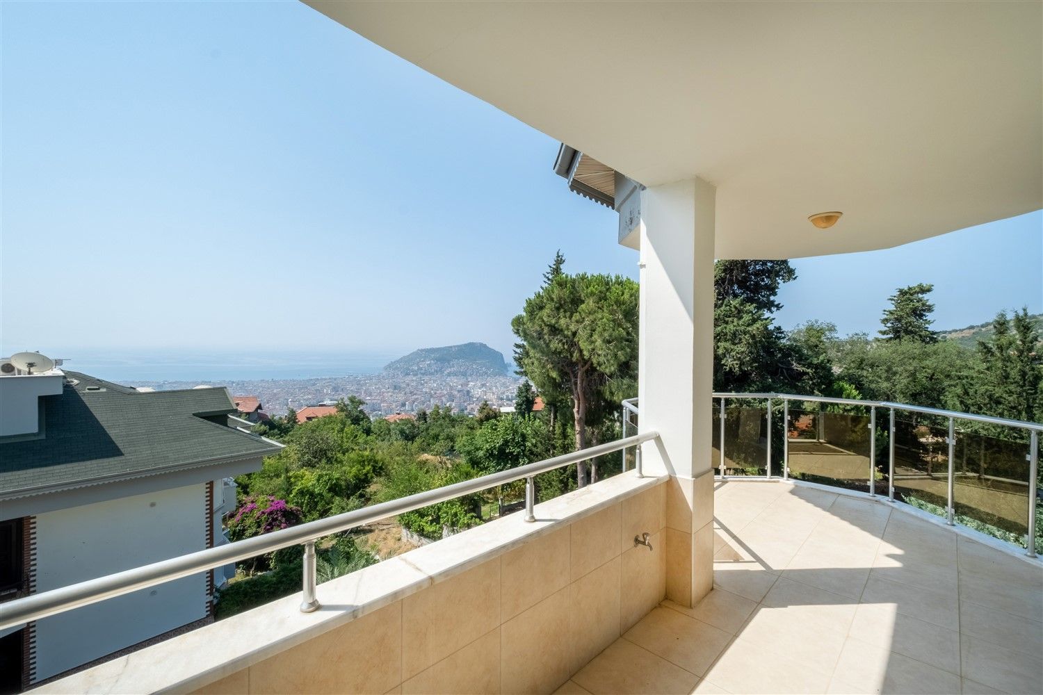 Apartment 3+1 in multi-family house, panoramic sea and castle view