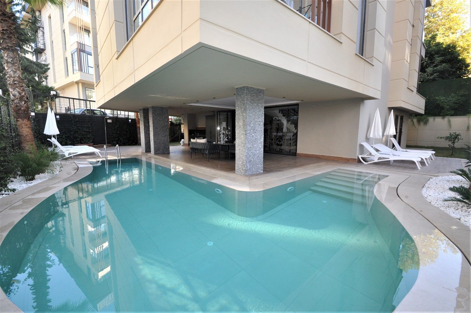 Furnished apartment in stylish residence, excellent location in the center