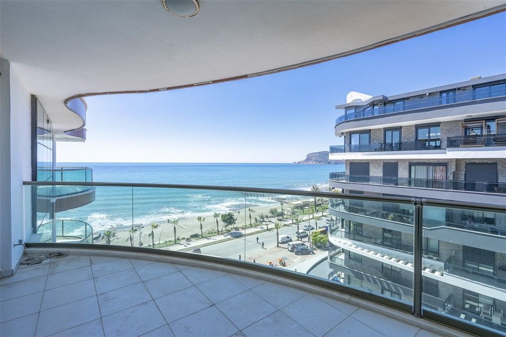 Sea view penthouse 3+1 with designer renovation in Tosmur