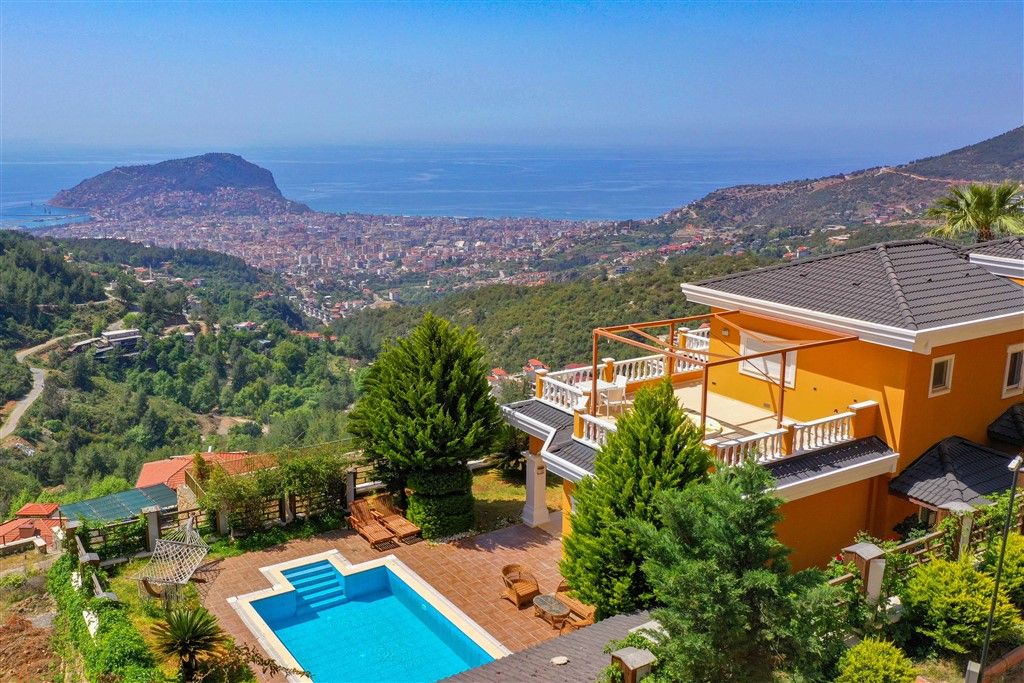 Villa in a quiet and picturesque area of Tepe