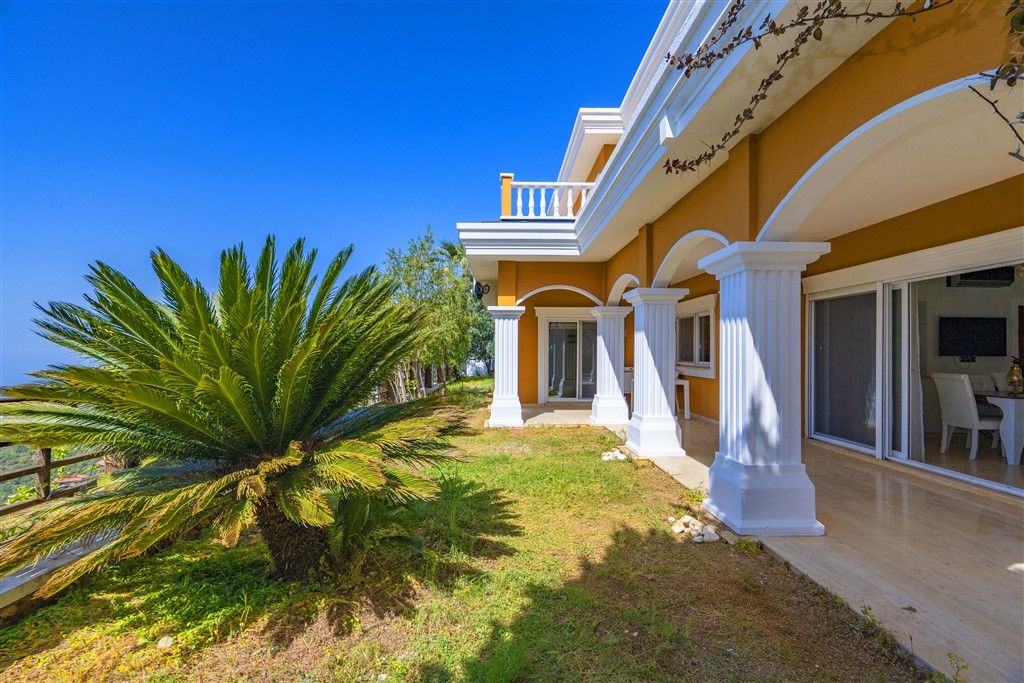 Villa in a quiet and picturesque area of Tepe