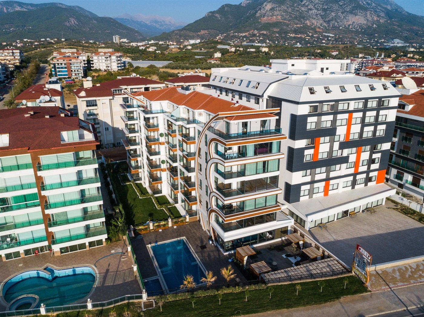 Large 1+1 apartment in a residential complex on the first coastline