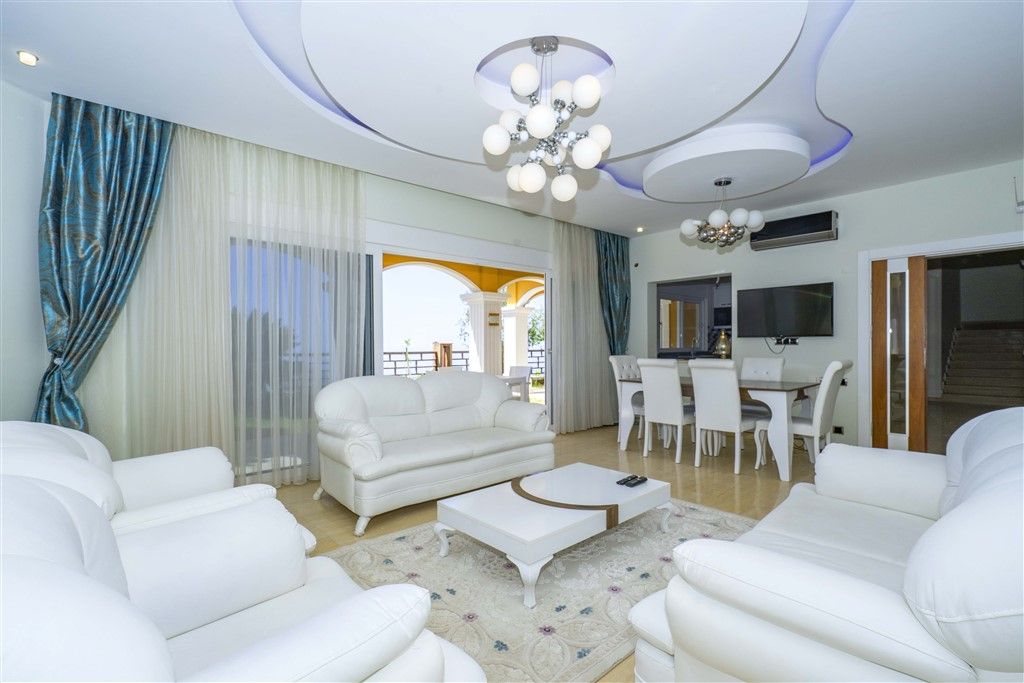 Villa in a quiet and picturesque area of Tepe