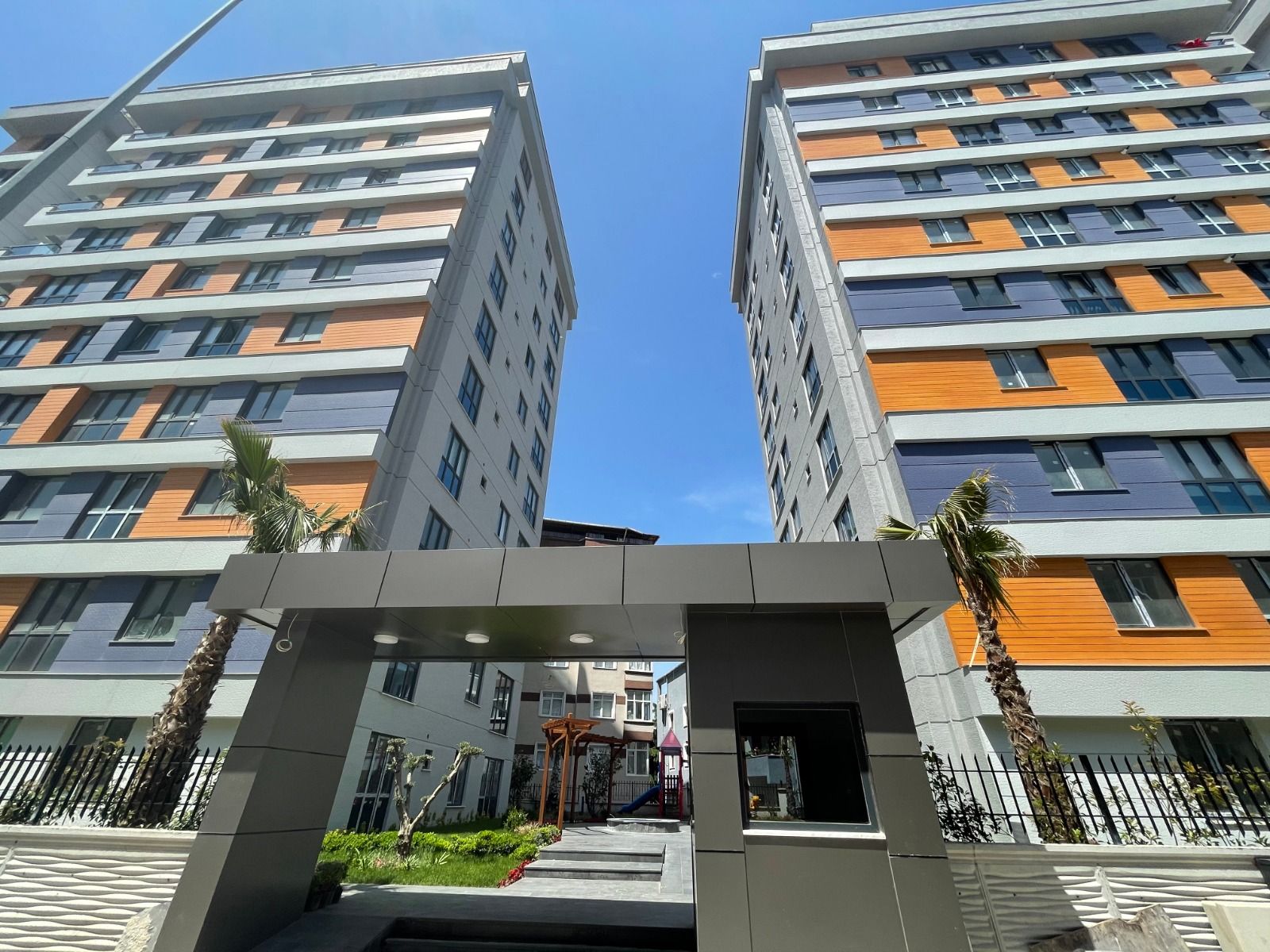 Ready for living apartments in the residential district Küçükçekmece