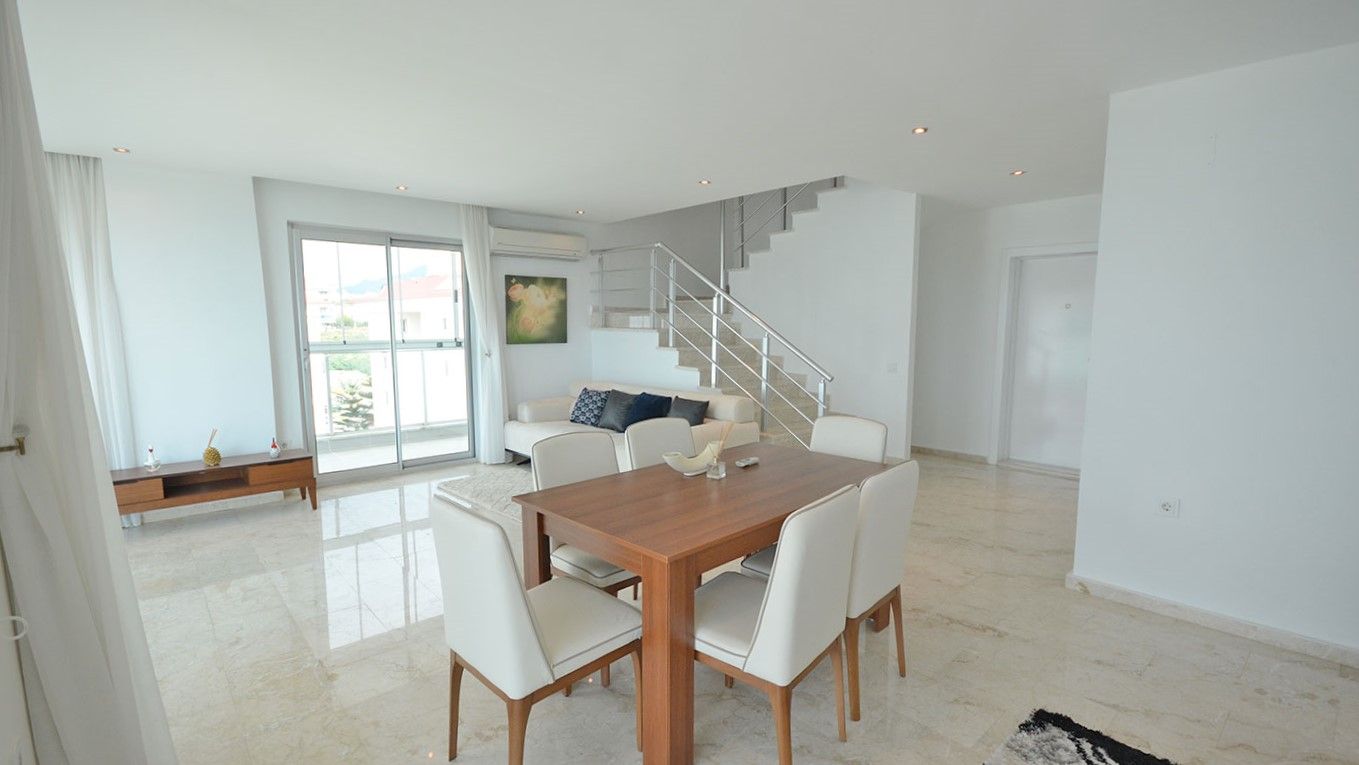 Sea view penthouse 2+1 on the first coastline in Kestel