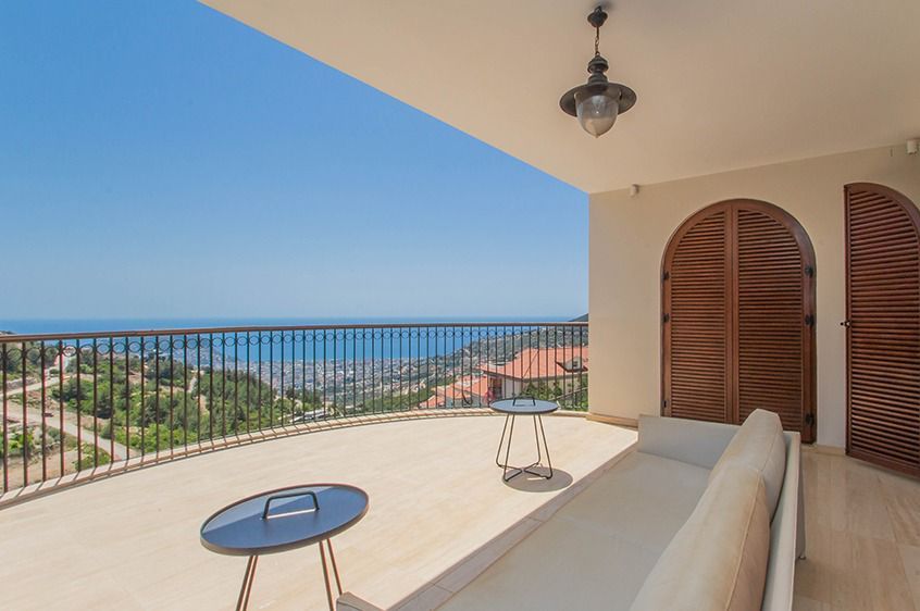 Villa 6+2 with wonderful sea and city views