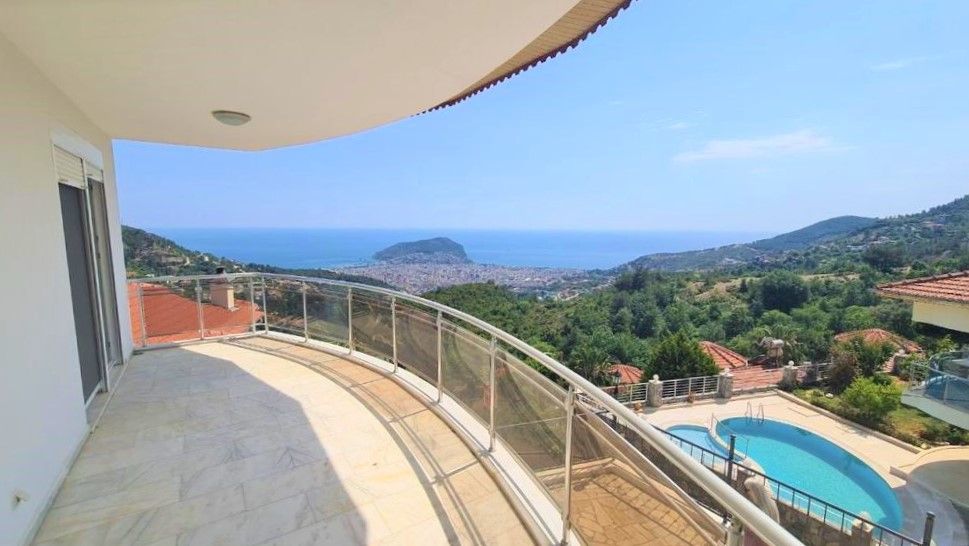 Sea view villa 3+1 in Tepe