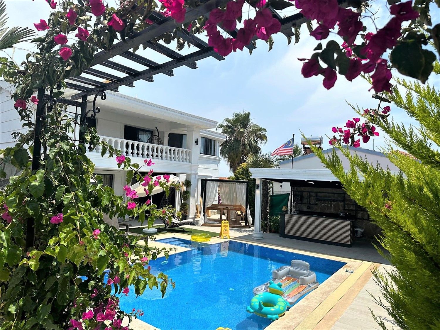 Private villa 4+2 with own pool - Türkler district