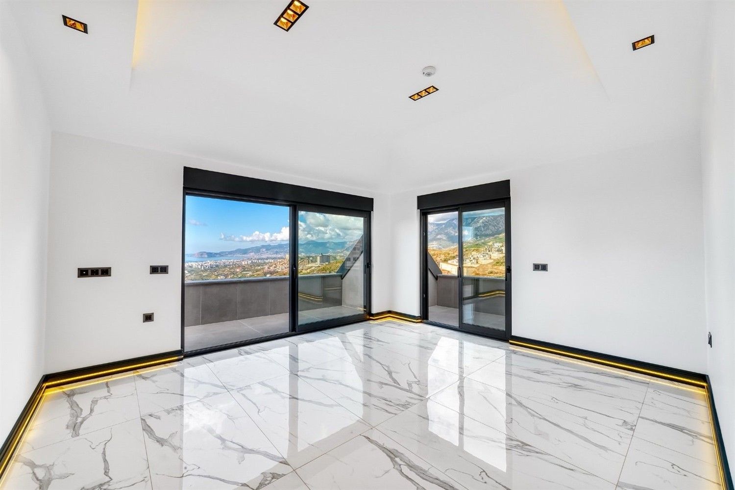 4+1 villa with sea and Alanya castle views, suitable for citizenship