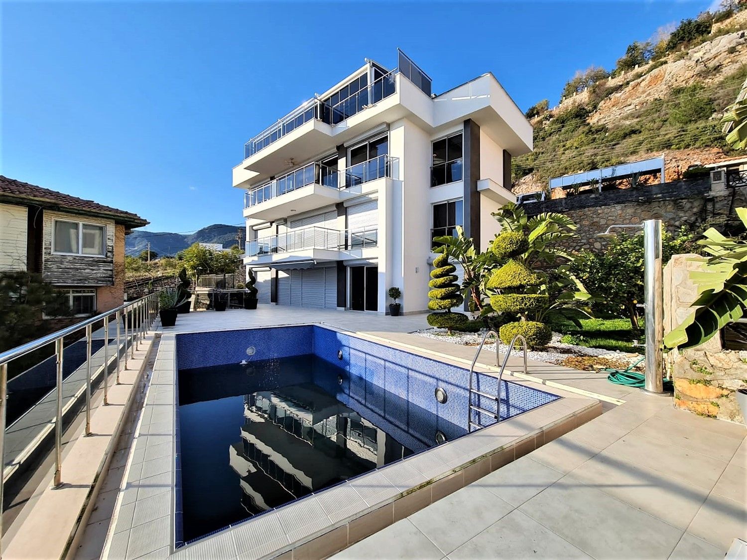 Sea view villa 4+1 in Bektas district