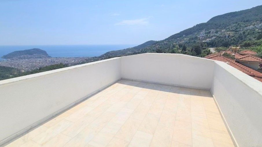 Sea view villa 3+1 in Tepe