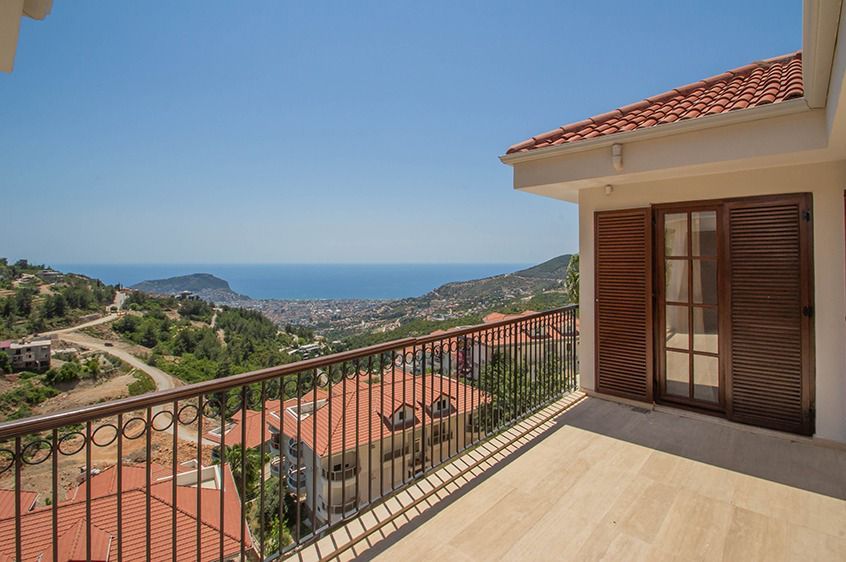 Villa 6+2 with wonderful sea and city views