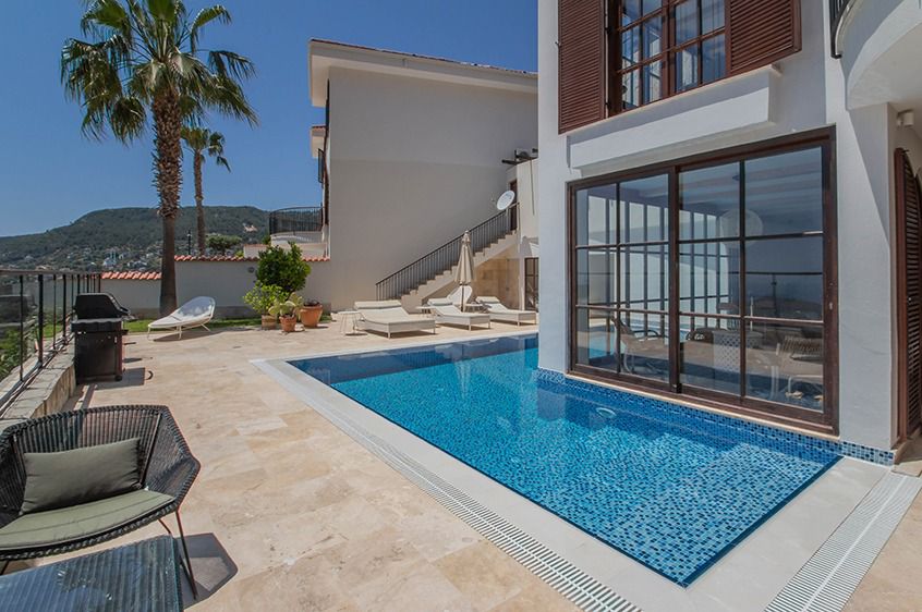 Villa 6+2 with wonderful sea and city views