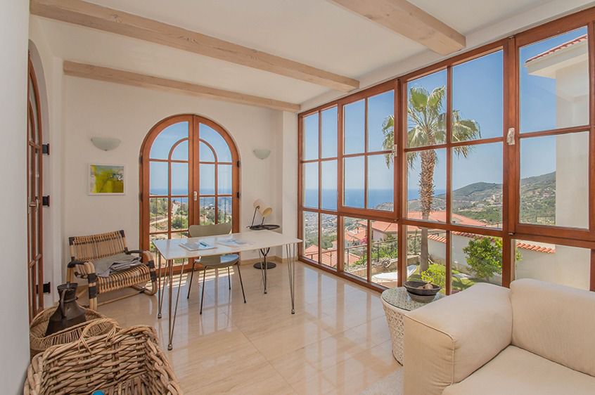 Villa 6+2 with wonderful sea and city views