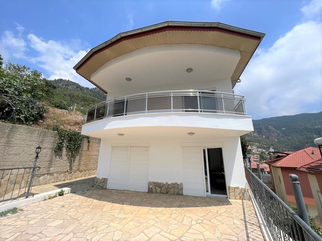 Sea view villa 3+1 in Tepe